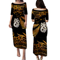 Couples Matching Hawaiian Outfits Matariki New Zealand Puletasi Dress and Hawaiian Shirt Manaia with Paua Shell - Gold LT9 - Polynesian Pride