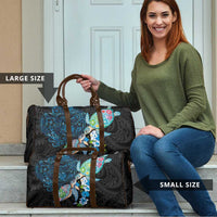 Hawaiian Couple Turtles Honi Travel Bag Polynesian Art Motifs and Hibiscus Black Blue Color - Polynesian Pride