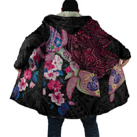 Hawaiian Couple Turtles Honi Cloak Polynesian Art Motifs and Hibiscus Black Red Color - Polynesian Pride