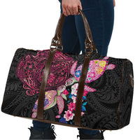 Hawaiian Couple Turtles Honi Travel Bag Polynesian Art Motifs and Hibiscus Black Red Color - Polynesian Pride
