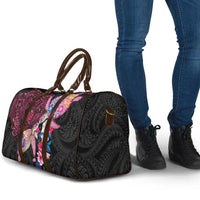 Hawaiian Couple Turtles Honi Travel Bag Polynesian Art Motifs and Hibiscus Black Red Color - Polynesian Pride