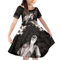 Hawaiian Lei Turtle and Plumeria Family Matching Off Shoulder Short Dress and Hawaiian Shirt Polynerian Art Tattoo-Grayscale Mode LT03 Daughter's Dress Black - Polynesian Pride