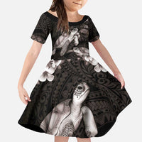 Hawaiian Lei Turtle and Plumeria Family Matching Short Sleeve Bodycon Dress and Hawaiian Shirt Polynerian Art Tattoo-Grayscale Mode LT03 Daughter's Dress Black - Polynesian Pride