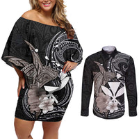 Hawaiian Whale and Kanaka Maoli Symbol Couples Matching Off Shoulder Short Dress and Long Sleeve Button Shirt Hibiscus with Hawaii Map and Polynesian Tattoo Grayscale Color LT03 Black - Polynesian Pride