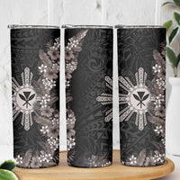 Hawaii and Philippines Together Skinny Tumbler Hibiscus Flower and Sun Badge Polynesian Pattern Grayscale