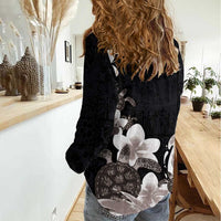 Hawaiian Plumeria and Turtle Women Casual Shirt with Polynesian Tribal Art Pattern Grayscale Color