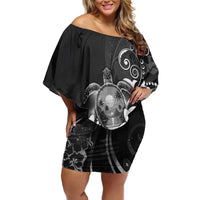 Hawaii Honu Family Matching Off Shoulder Short Dress and Hawaiian Shirt Polynesian Curves Plumeria Grayscale LT05 Mom's Dress Black - Polynesian Pride