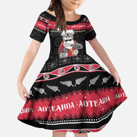 New Zealand Santa Tiki Christmas Family Matching Summer Maxi Dress and Hawaiian Shirt Meri Kirihimete LT05 Daughter's Dress Black - Polynesian Pride