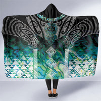 Aotearoa Maori Iwi Heritage Hooded Blanket Ngati Kahungunu Paua Shell Turquoise LT7 One Size Green Blue - Polynesian Pride