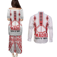 Toitu Te Tiriti Waitangi Couples Matching Puletasi and Long Sleeve Button Shirt White Wharenui House - Polynesian Pride