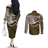 Aloha Hawaii Kalo Pikake Lei Couples Matching Off The Shoulder Long Sleeve Dress and Long Sleeve Button Shirt Chest Tattoo Gold Hawaiian Pattern LT14 - Polynesian Pride