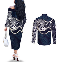 Aloha Hawaii Kalo Pikake Lei Couples Matching Off The Shoulder Long Sleeve Dress and Long Sleeve Button Shirt Chest Tattoo Oxford Blue Hawaiian Pattern LT14 - Polynesian Pride