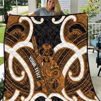 Karaka Aotearoa Atua Tumatauenga Personalised Quilt Maori God Of War Tiki With Taiaha LT14 Orange - Polynesian Pride