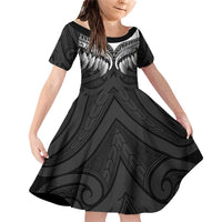 Poutama Korowai New Zealand Family Matching Off Shoulder Short Dress and Hawaiian Shirt Aotearoa Maori Tattoo LT14 Daughter's Dress Black - Polynesian Pride