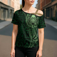 New Zealand Skull Darts Cross Shoulder Shirt Aotearoa Maori Chest Tattoo Stylized Green - Polynesian Pride