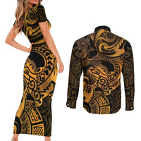 New Zealand Tuatara Couples Matching Short Sleeve Bodycon Dress and Long Sleeve Button Shirt Aotearoa Maori Clematis Flowers - Gold LT14 - Polynesian Pride