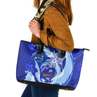 Chuuk Micronesian Roots Leather Tote Bag Polynesian Tribal Pattern Hibiscus Flower And Stingray Art TS04 Blue White - Polynesian Pride