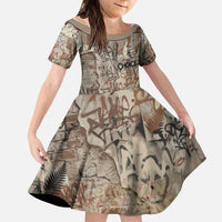 Choice Bro Graffiti Handshake Family Matching Off Shoulder Short Dress and Hawaiian Shirt New Zealand Slang Fern Brick Wall and Urban Street Art TS04 Daughter's Dress Multicolor - Polynesian Pride