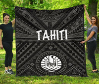Tahiti Premium Quilt - Tahiti Seal In Polynesian Tattoo Style (Black) - Polynesian Pride