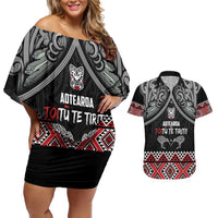 Aotearoa Toitu Te Tiriti Waitangi Couples Matching Off Shoulder Short Dress and Hawaiian Shirt Proud To Be Maori LT01 Black - Polynesian Pride