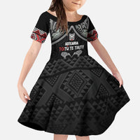 Aotearoa Toitu Te Tiriti Waitangi Family Matching Off The Shoulder Long Sleeve Dress and Hawaiian Shirt Proud To Be Maori LT01 Daughter's Dress Black - Polynesian Pride