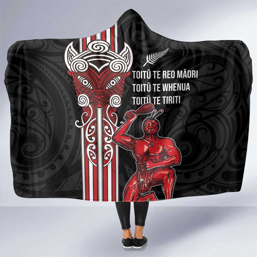Toitu Te Reo Maori Toitu Te Whenua Toitu Te Tiriti Hooded Blanket Maori Warrior New Zealand LT01 One Size Black - Polynesian Pride
