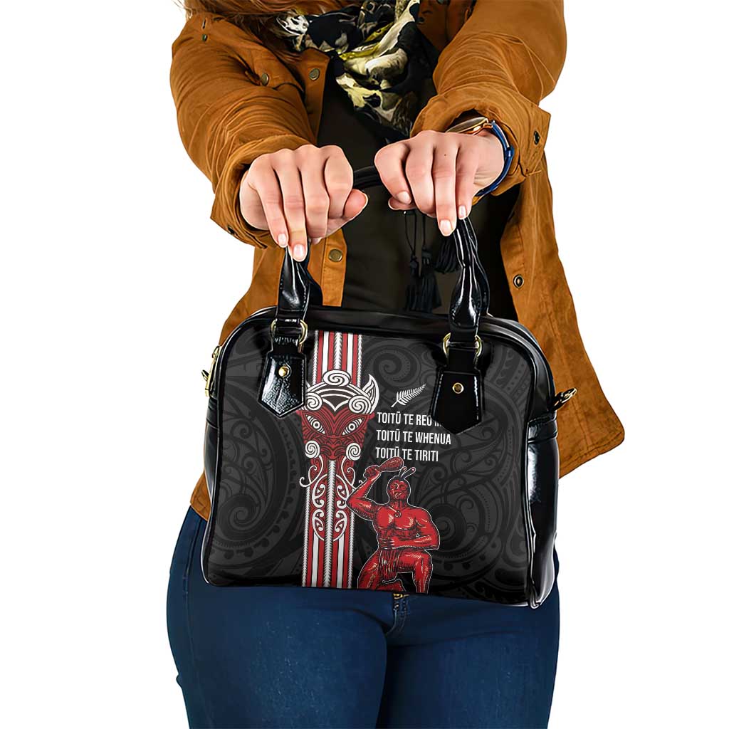 Toitu Te Reo Maori Toitu Te Whenua Toitu Te Tiriti Shoulder Handbag Maori Warrior New Zealand LT01 One Size Black - Polynesian Pride