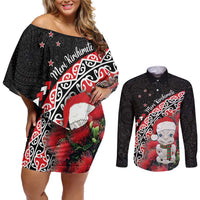 New Zealand Christmas Meri Kirihimete Couples Matching Off Shoulder Short Dress and Long Sleeve Button Shirt Santa Hei Tiki Pohutukawa LT01 Black - Polynesian Pride