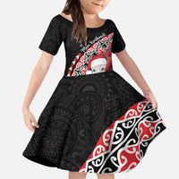 New Zealand Christmas Meri Kirihimete Family Matching Off The Shoulder Long Sleeve Dress and Hawaiian Shirt Santa Hei Tiki Pohutukawa LT01 Daughter's Dress Black - Polynesian Pride