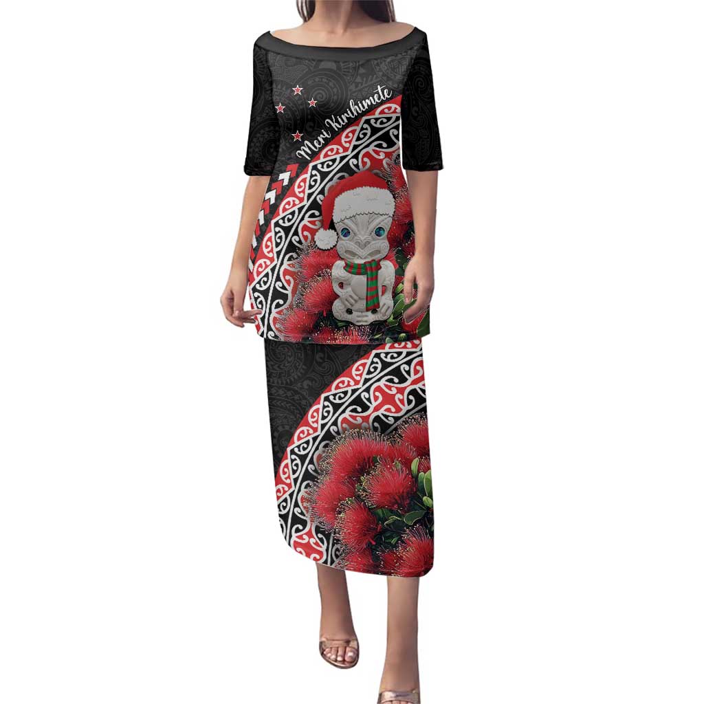 New Zealand Christmas Meri Kirihimete Family Matching Puletasi and Hawaiian Shirt Santa Hei Tiki Pohutukawa LT01 Mom's Dress Black - Polynesian Pride