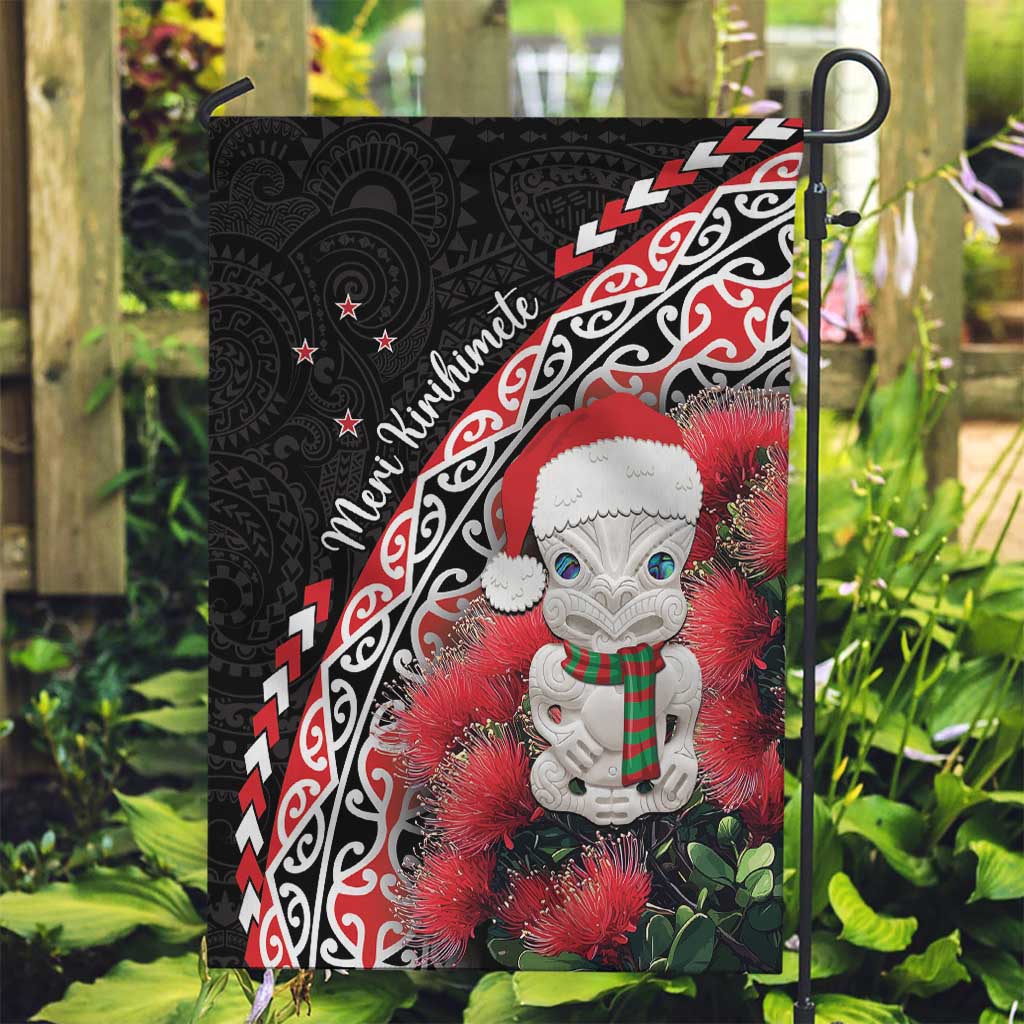 New Zealand Christmas Meri Kirihimete Garden Flag Santa Hei Tiki Pohutukawa LT01 Garden Flag Black - Polynesian Pride