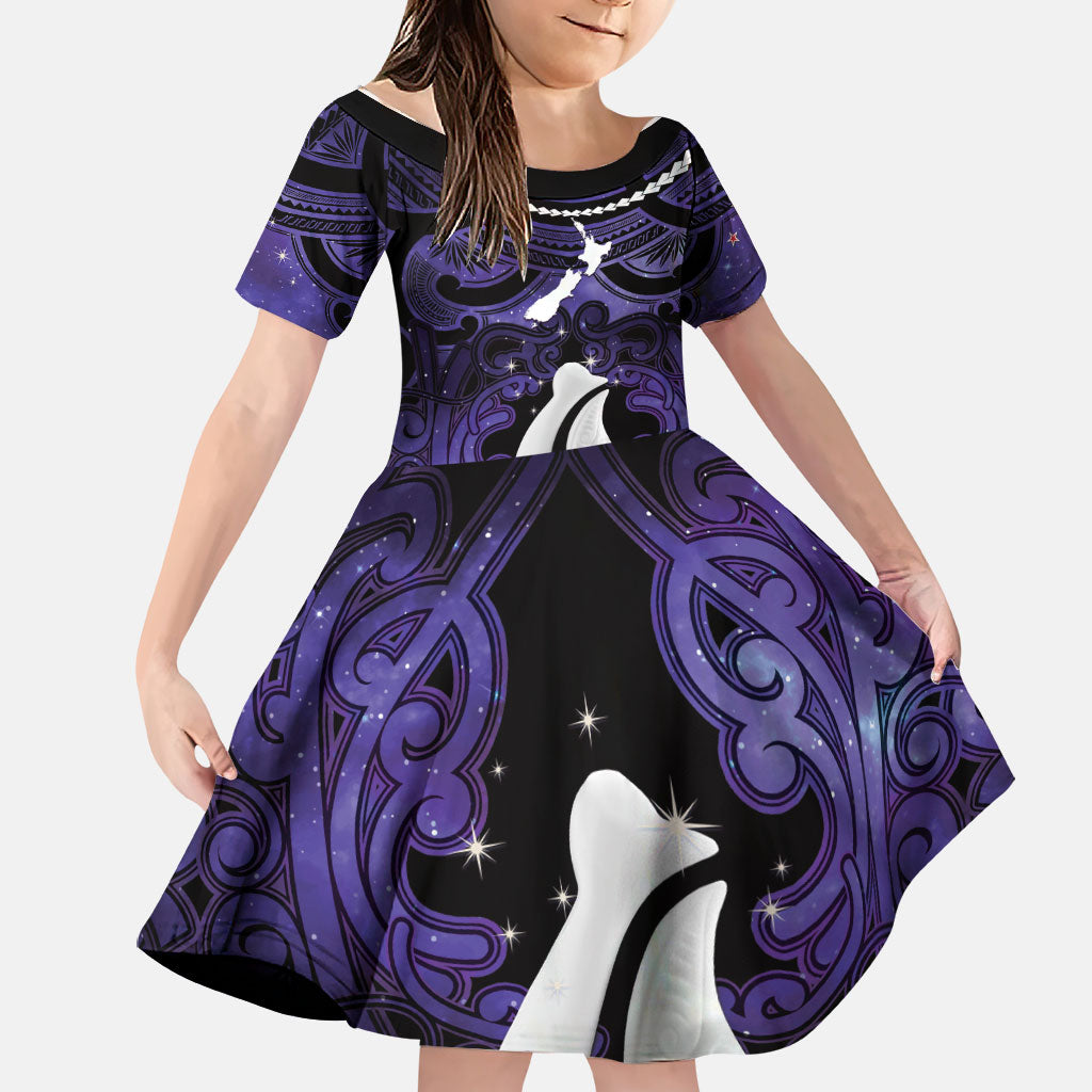 Personalised Maori Matariki Hei Matau Waiporoporo Family Matching Mermaid Dress and Hawaiian Shirt Maori Kowhaiwhai Pattern Galaxy LT01 Daughter's Dress Purple - Polynesian Pride