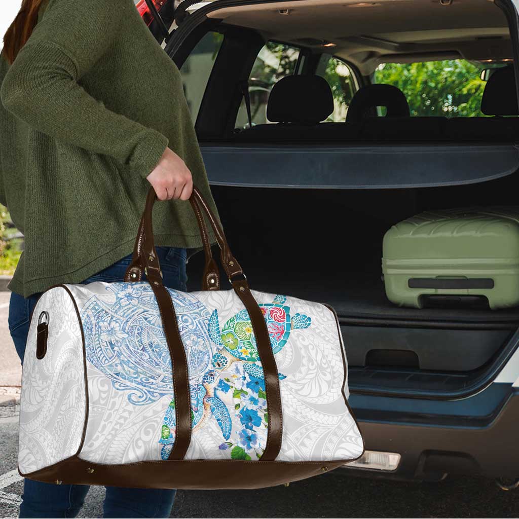 Hawaiian Couple Turtles Honi Travel Bag Polynesian Art Motifs and Hibiscus White Blue Color - Polynesian Pride