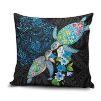 Hawaiian Couple Turtles Honi Pillow Cover Polynesian Art Motifs and Hibiscus Black Blue Color - Polynesian Pride