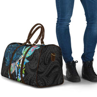 Hawaiian Couple Turtles Honi Travel Bag Polynesian Art Motifs and Hibiscus Black Blue Color - Polynesian Pride