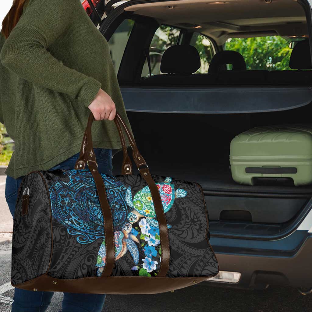 Hawaiian Couple Turtles Honi Travel Bag Polynesian Art Motifs and Hibiscus Black Blue Color - Polynesian Pride