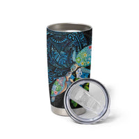 Hawaiian Couple Turtles Honi Tumbler Cup Polynesian Art Motifs and Hibiscus Black Blue Color LT03 - Polynesian Pride