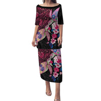 Hawaiian Couple Turtles Honi Family Matching Puletasi and Hawaiian Shirt Polynesian Art Motifs and Hibiscus Black Red Color LT03 Mom's Dress Black - Polynesian Pride