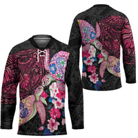 Hawaiian Couple Turtles Honi Hockey Jersey Polynesian Art Motifs and Hibiscus Black Red Color LT03 - Polynesian Pride