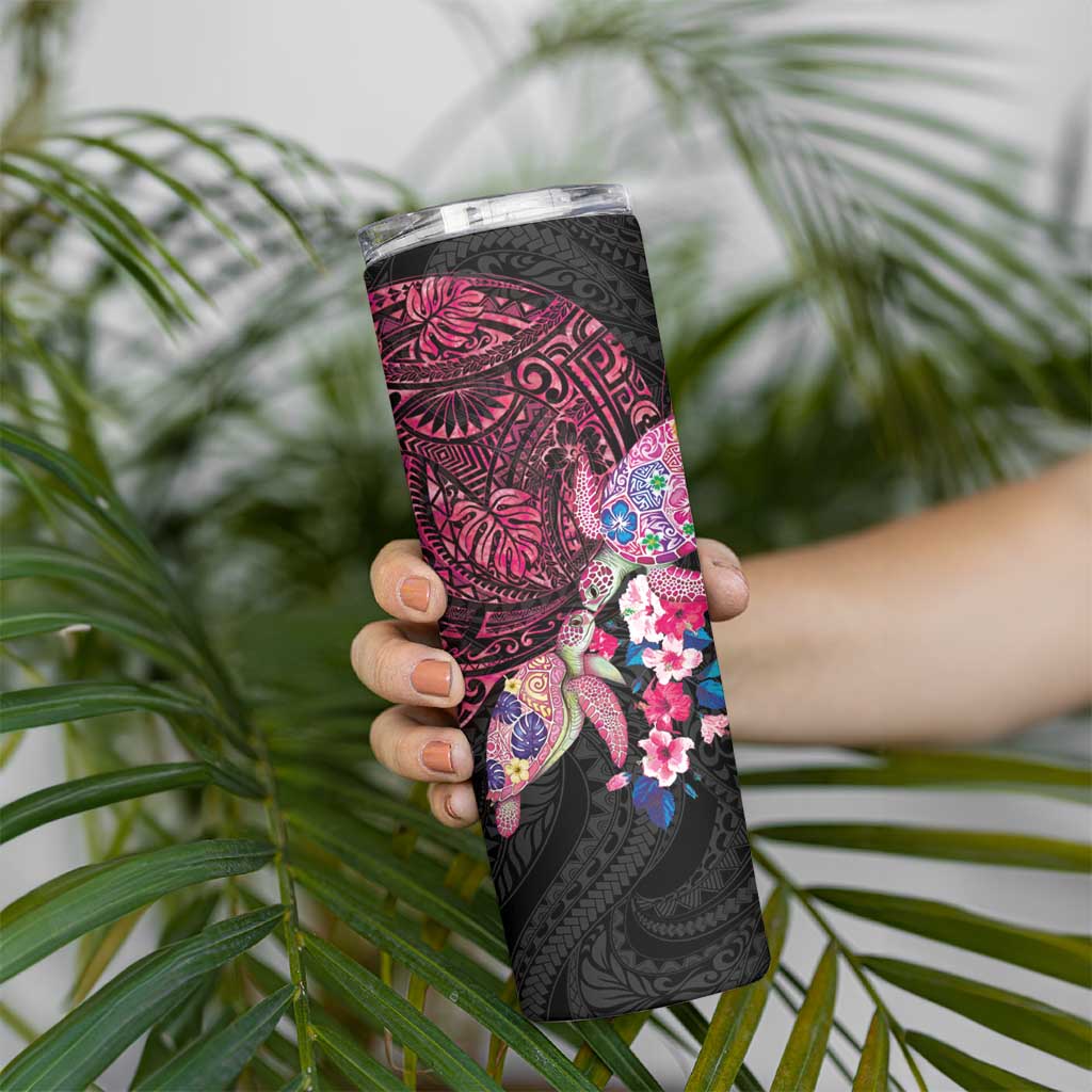 Hawaiian Couple Turtles Honi Skinny Tumbler Polynesian Art Motifs and Hibiscus Black Red Color LT03 - Polynesian Pride