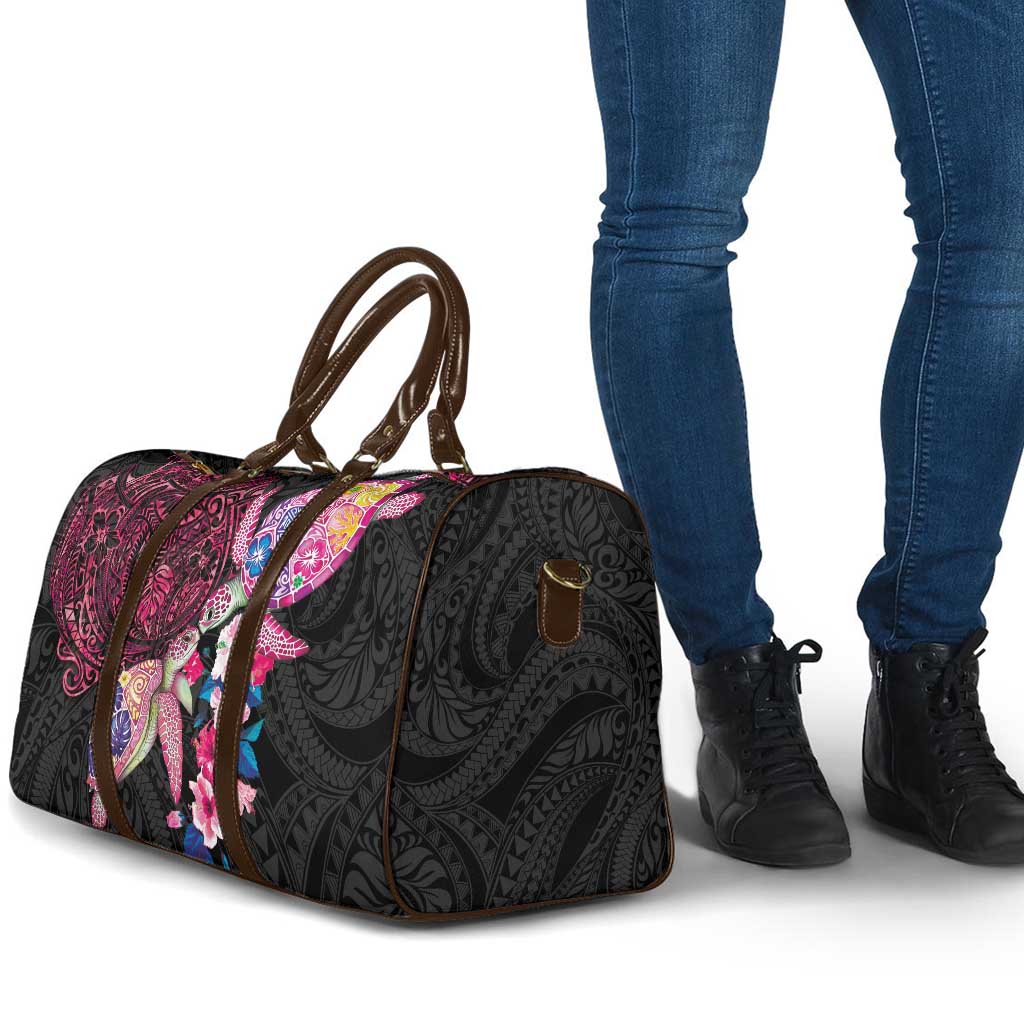 Hawaiian Couple Turtles Honi Travel Bag Polynesian Art Motifs and Hibiscus Black Red Color - Polynesian Pride