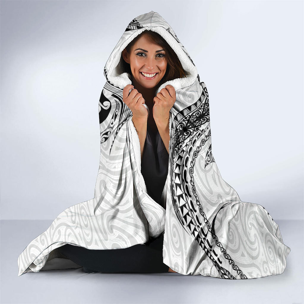 Aotearoa Maori Sea Animals Tribal Hooded Blanket Manta Ray and Shark Moko Pattern White Color