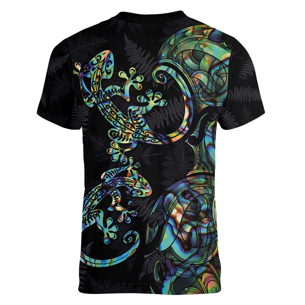 New Zealand Gecko Maori Art Tattoo Women V-Neck T-Shirt Silver Fern and Paua Shell Mode