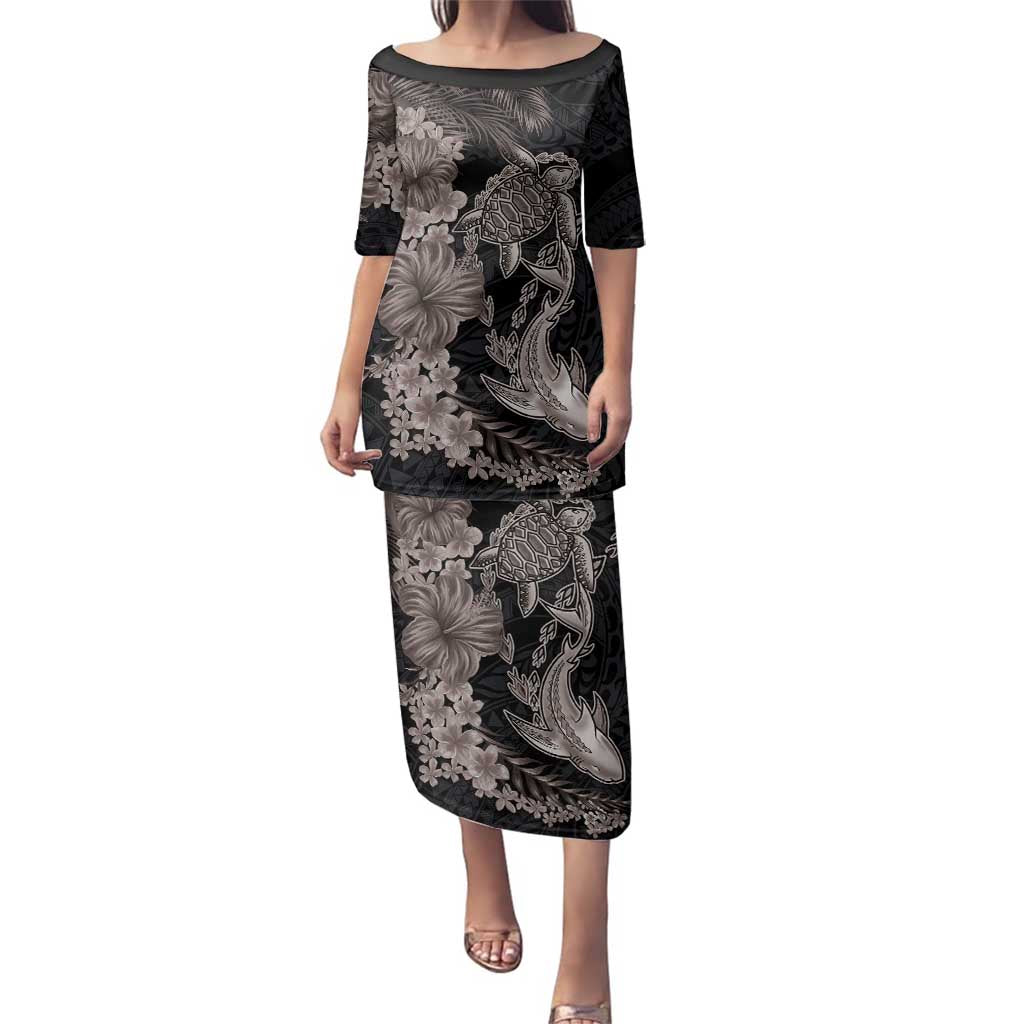 Hawaiian Tropical Plants Turtle and Shark Family Matching Puletasi and Hawaiian Shirt Polynesian Art Tattoo Grayscale Color LT03 Mom's Dress Black - Polynesian Pride