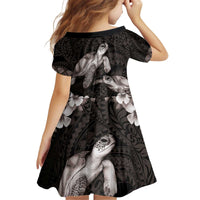 Hawaiian Lei Turtle and Plumeria Kid Short Sleeve Dress Polynerian Art Tattoo-Grayscale Mode