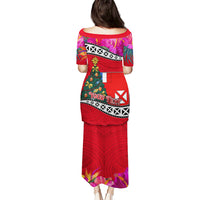 Custom Wallis and Futuna Christmas Puletasi Santa Claus Holding Coat of Arms Polynesian Xmas Style LT03 - Polynesian Pride