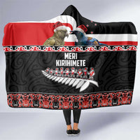 New Zealand Meri Kirihimete Hooded Blanket Christmas Tui Bird and Kea Bird - Haka Santa with Maori Koru Art Pattern LT03 One Size Black - Polynesian Pride