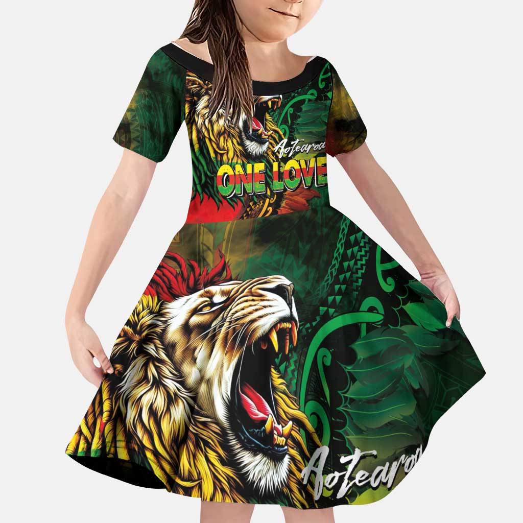 Aotearoa One Love Family Matching Off Shoulder Short Dress and Hawaiian Shirt Reggae Lion with Kakahu Huruhuru LT03 Daughter's Dress Black - Polynesian Pride
