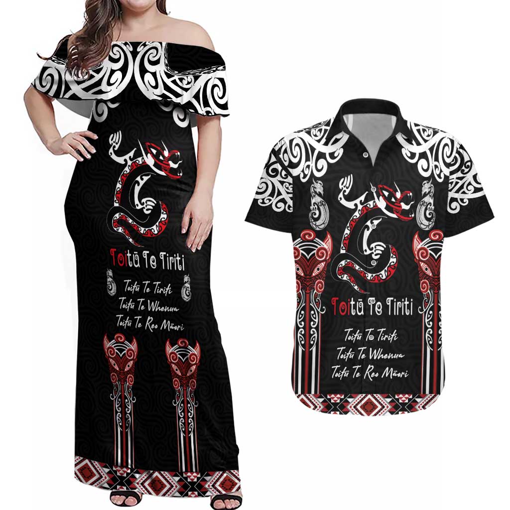 Aotearoa Toitu Te Tiriti-Maori Taniwha Couples Matching Off Shoulder Maxi Dress and Hawaiian Shirt Toitu Te Whenua Toitu Te Reo Maori LT03 Black - Polynesian Pride