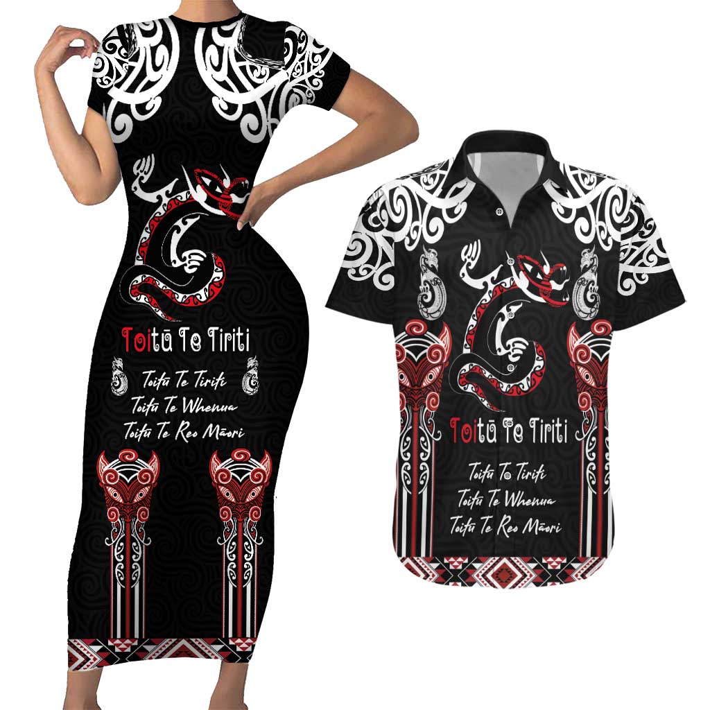 Aotearoa Toitu Te Tiriti-Maori Taniwha Couples Matching Short Sleeve Bodycon Dress and Hawaiian Shirt Toitu Te Whenua Toitu Te Reo Maori LT03 Black - Polynesian Pride